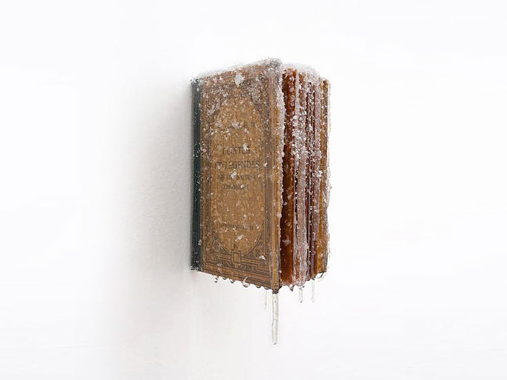 2013 / "Livre d'hiver", livre ancien, “Contes et légendes”, résine, neige et givre artificiels, dimensions 12x20x10cm