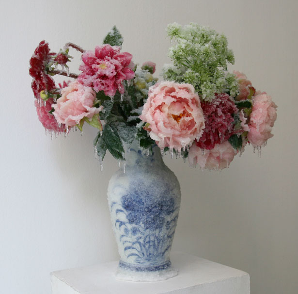 2014 / "Bouquet de printemps", vase céramique, bouquet de fleurs, résines, givre et neige artificielles, dimensions 70x70x70cm