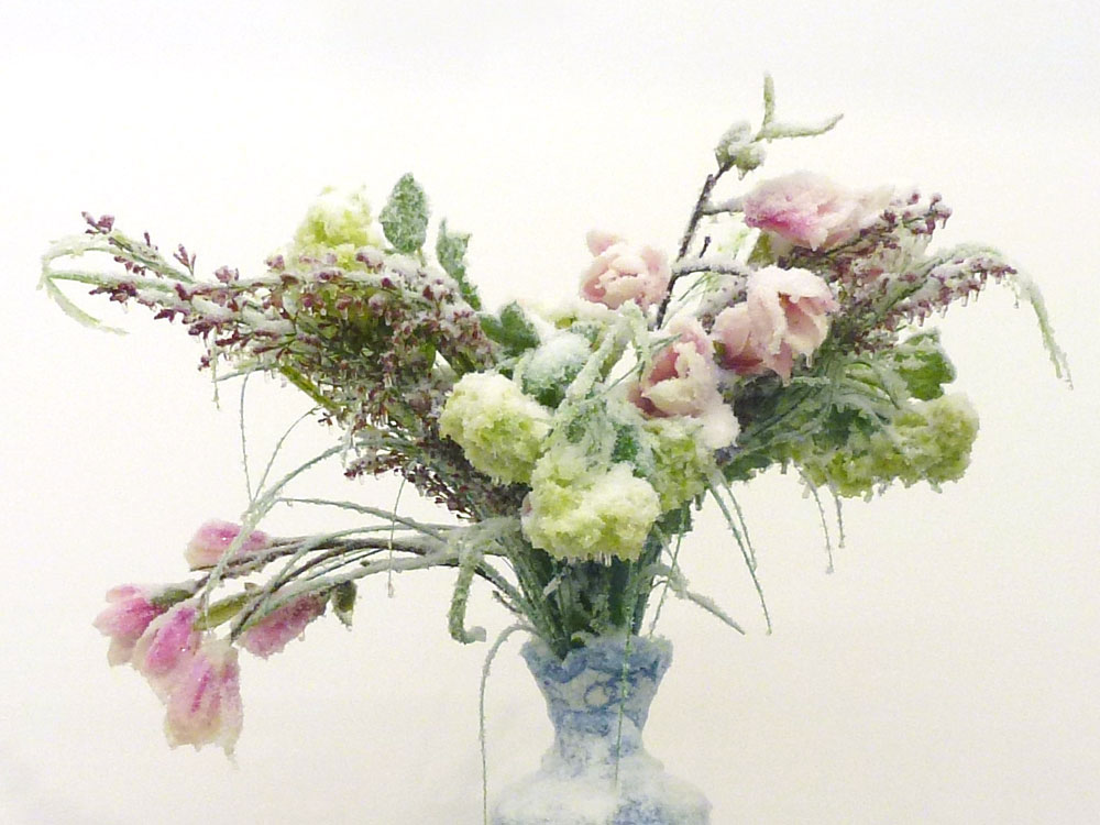 2013 / "Bouquet de printemps", vase céramique, bouquet de fleurs, résines, givre et neige artificielles, dimensions 70x70x70cm