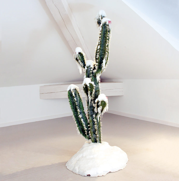 2014 / "Grand cactus", résine, bois, mousse, neige et givre artificiels, matériau divers, vernis, dimensions 175x90x70cm